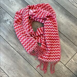 Thirty-One Keepin’ Cozy Scarf Chevron Dash Red